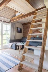 图默利拉Lilla Paradiset的一张高架床,在房间中设有梯子