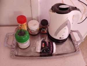 伯利恒B&B at Palestinian home / Beit Sahour的盘子上装有搅拌机和其他厨房用品