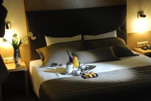 基尔基斯克里斯尼亚套房酒店的一间卧室配有一张床,上面放着一个食物托盘