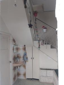 伯利恒B&B at Palestinian home / Beit Sahour的一间带白色橱柜和水槽的浴室