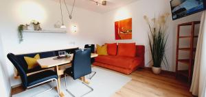 拉德施塔特Apartment Maier的客厅配有红色的沙发和桌子