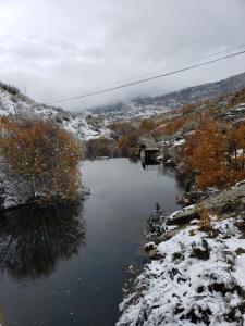 拿瓦费彼迪亚-德科尔Las Tejeruelas Casa Rural的地面上积雪的河流景色