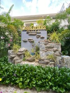 BantayCasa Cecilia Hotel的植物酒店入口的标志