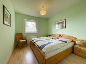 苏尔Bungalow am Waldesrand/ Haus Konrad的一间卧室配有一张床和一把椅子