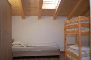 阿莱盖LA CIESA DEI SIORI的一间卧室设有两张双层床和一扇窗户。