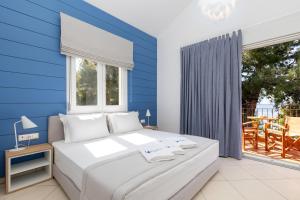 斯卡拉拉乔伊PineReef Blue的一间卧室设有一张蓝色墙壁的大床