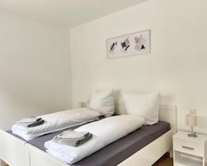 奥斯纳布吕克Schöne Apartments in der Innenstadt von Osnabrück I home2share的床上有2个白色枕头