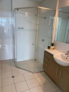 沃拉鲁Apartment 3 Wallaroo Marina的一间带玻璃淋浴和水槽的浴室