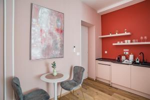 斯普利特Center De Lux Studios “ Zara “的厨房设有红色的墙壁和桌椅