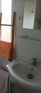 加斯泰"Mar e sou" 412 Camping La Réserve SIBLU的浴室设有白色水槽和镜子