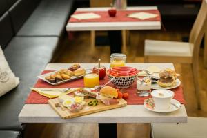 特伦托Boutique Exclusive B&B的一张桌子,上面有早餐食品和饮料