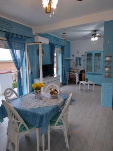雷阿尔蒙特Maré - Scala dei Turchi的蓝色的用餐室配有桌椅