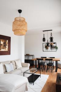 巴塞罗那Sunny and modern apartment ideal for groups的客厅配有沙发和桌子