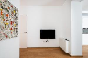 博洛尼亚Santo Stefano Design Apartment by Wonderful Italy的一间客厅,在白色的墙上配有电视