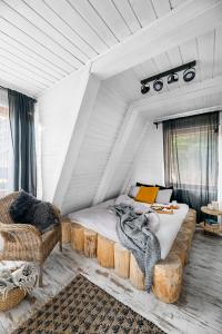 科尔别卢夫Aspen - Domek w Korbielowie的一间卧室配有一张床、一张沙发和一把椅子