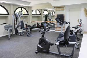 圣布里希达圣布里吉达学校酒店的健身房设有数台跑步机和健身自行车