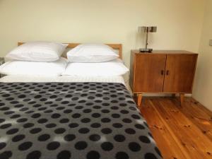 萨拉茨格里瓦蓝都普拉瓦斯度假屋的一间带两张床和木制梳妆台的卧室