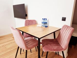 派尔努Supeluse 7-1 Guest Apartment by Annalie Apartments的用餐室配有桌椅和粉红色的椅子