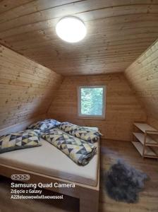 斯米扎尼Chata Dominika的小木屋内一间卧室,配有一张床
