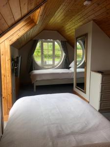 利特里姆Lough Aduff Lodge 5 minutes from Carrick on Shannon的一间卧室设有一张大床和一个大镜子
