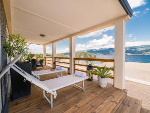 希洛Holiday Home Sea View mobile home by Interhome的一个带吊床的门廊,享有水景