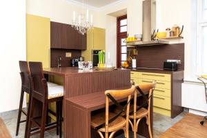 派尔努Suur-Sepa Residence的厨房配有木桌和椅子