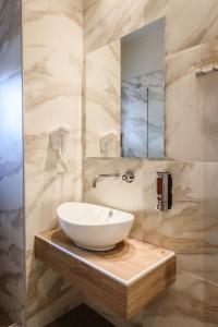 萨索斯Studios Drakontis的浴室设有白色水槽和镜子