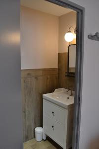 LaparadeDomaine de Peyreguilhot的一间带水槽和镜子的浴室