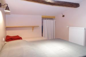 LaparadeDomaine de Peyreguilhot的卧室配有白色的床和窗户。