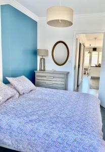 安锡Coeur d'Annecy, Idéalement situé的一间蓝色卧室,配有一张床和镜子
