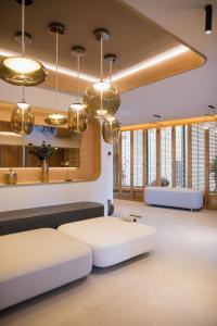 瓦伦西亚MYR Puerta Serranos的客厅配有白色沙发和金色吊灯。