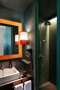 巴塞罗那chic&basic Habana Hoose的浴室配有盥洗盆和带镜子的淋浴