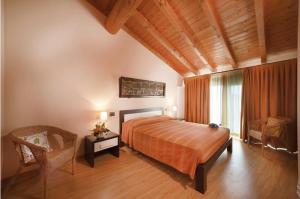 蒙赞巴诺La Casa del Nonno的一间卧室,卧室内配有一张床和一把椅子
