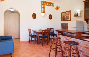 MarmiA Casa di Nicola - Goelba的一间带桌椅的客厅和一间厨房