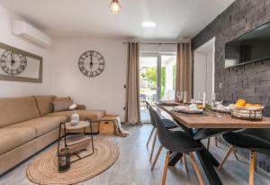 德拉格MariLu Luxury Apartments的客厅配有沙发和桌子