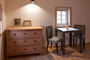 LeutersdorfDoppelzimmer Dora Oberlausitzer Hof的卧室配有梳妆台和桌椅