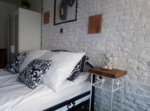 加茨比亚格拉K 2的一间卧室设有一张床和砖墙