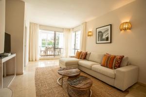 马贝拉Apartamento en Guadalmina con vistas al Golf的客厅配有沙发和桌子