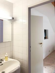 林茨ENTZÜCKENDES GÄSTESTÖCKL am Linzer Pöstlingberg的白色的浴室设有水槽和镜子