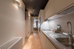 Brera Premium Apartment near Duomo Wifi的厨房或小厨房