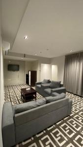艾卜哈Beautat Hotel的客厅配有两张沙发和一张桌子