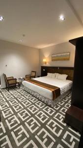 艾卜哈Beautat Hotel的一间酒店客房,房内配有一张大床