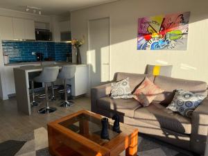 康塞普西翁Departamento Amoblado con excelente ubicación的客厅配有沙发和桌子