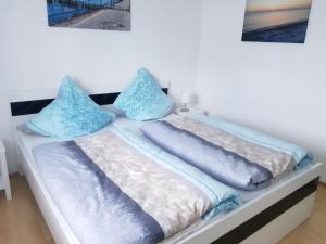 布雷格Strandzauber的蓝色枕头的床上