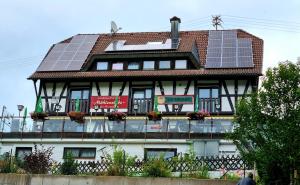 劳特尔巴赫Gasthaus Mühlenstube的一座建筑的顶部设有太阳能电池板