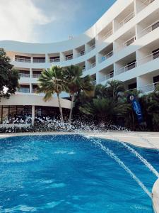 Hotel California Playa El Yaque内部或周边的泳池
