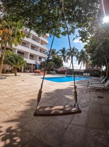 Hotel California Playa El Yaque内部或周边的泳池