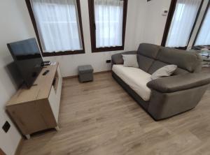 阿吉拉尔日波奥Apto. Completo, La Ribera的带沙发和平面电视的客厅