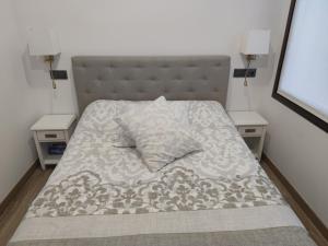 阿吉拉尔日波奥Apto. Completo, La Ribera的卧室内一张带两个床头柜的未铺床