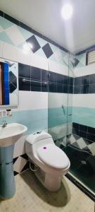 塔甘加Hostel Green Light的一间带卫生间和水槽的浴室